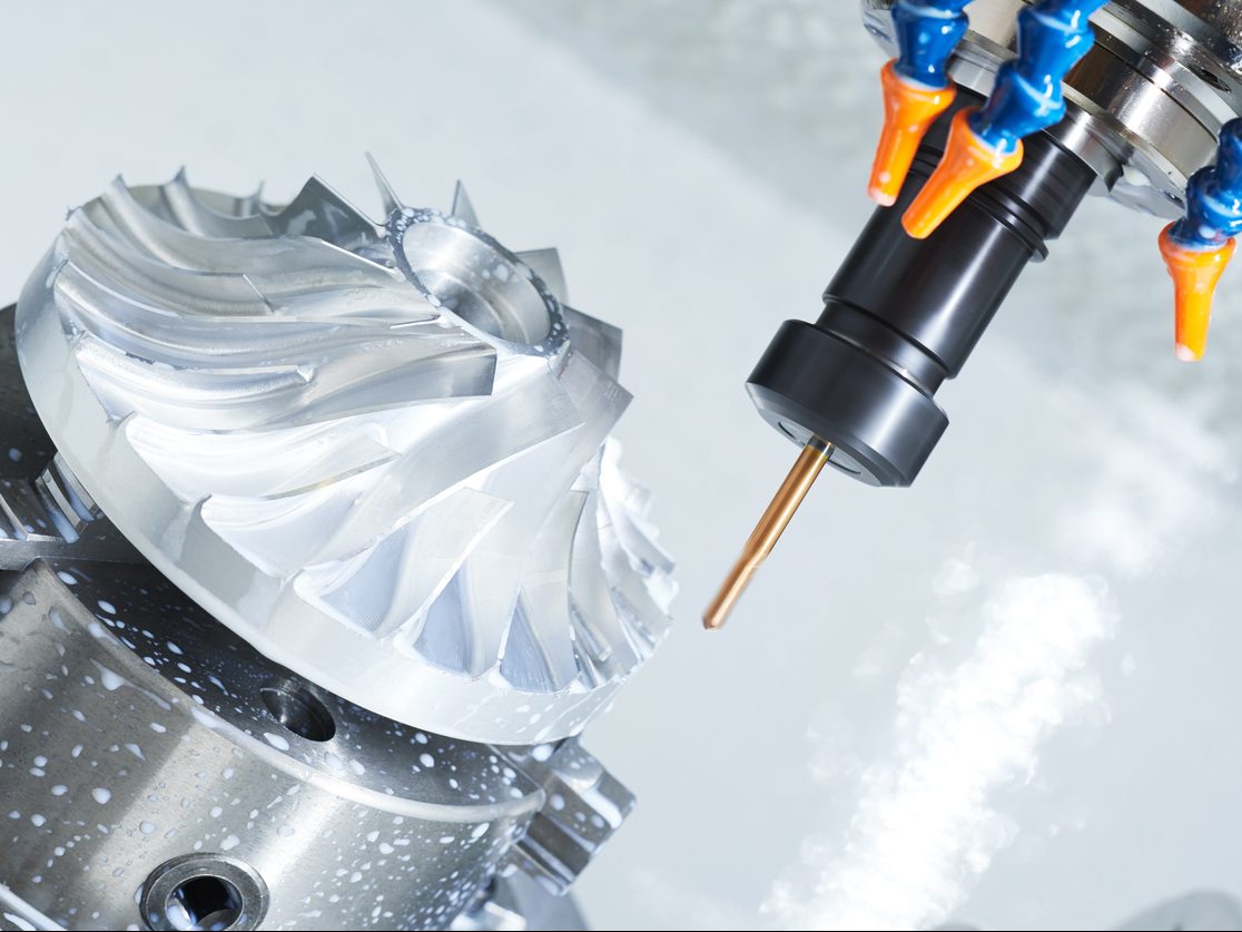 Fresa CNC mecanizando una pieza metálica tipo turbina, cursos de maquinaria