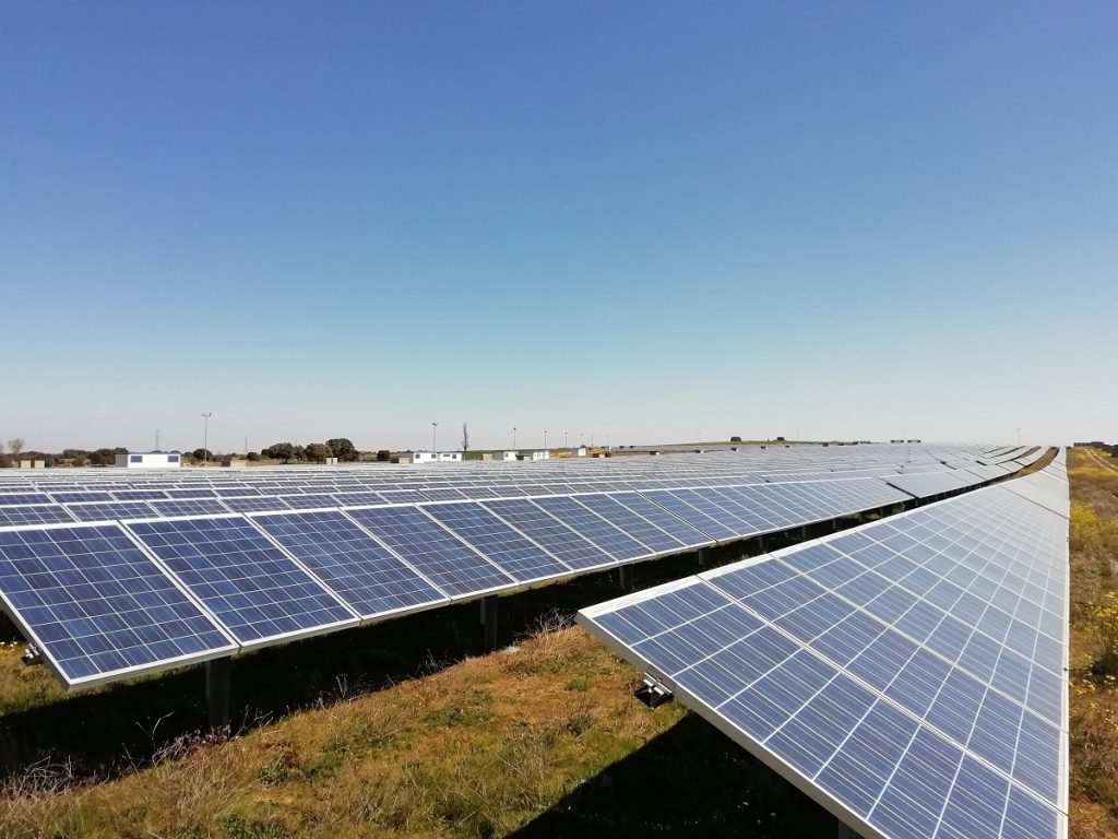 Parque fotovoltaico con paneles solares — mantenimiento industrial