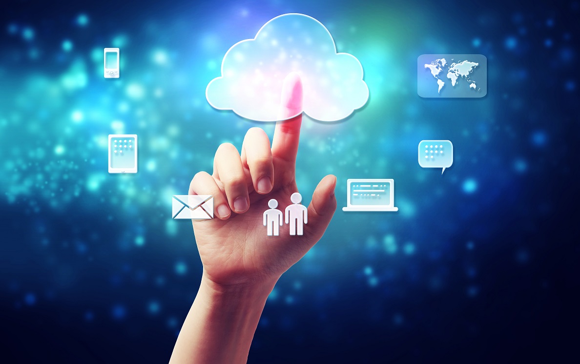 Mano tocando un icono de nube con iconos de correo, ordenador y dispositivos móviles, cursos online