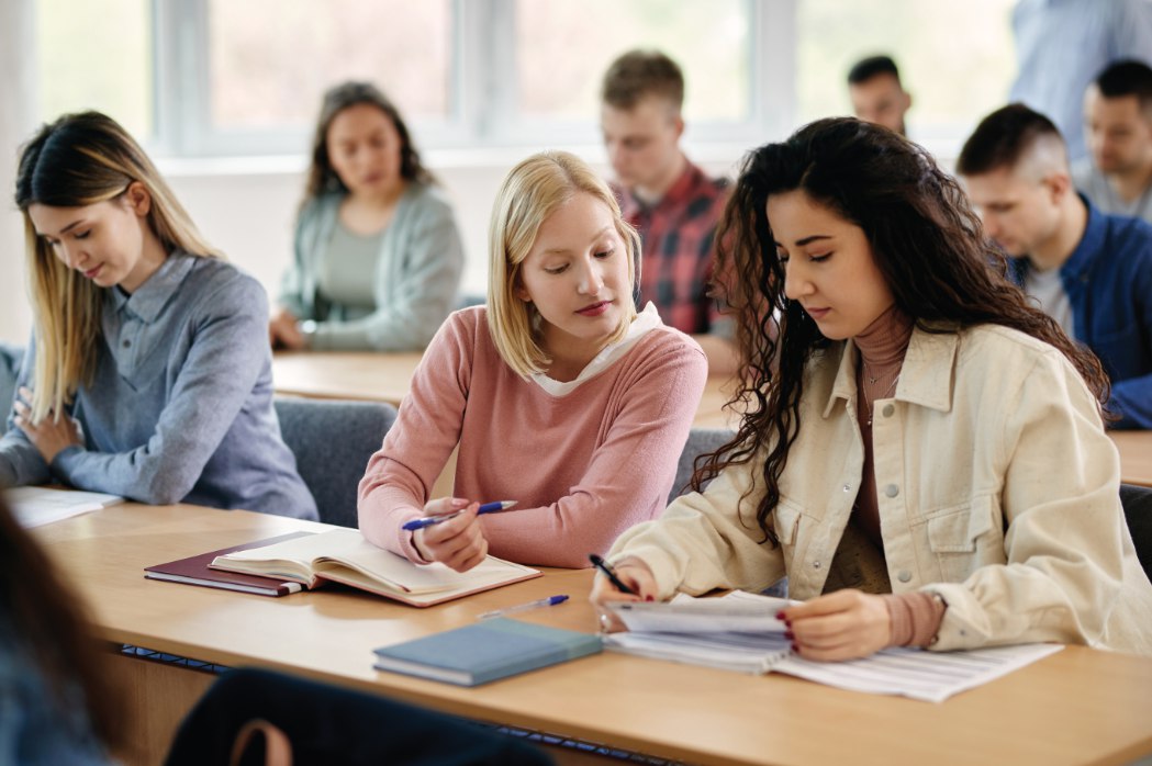 Estudiantes en aula tomando apuntes — formación para el empleo