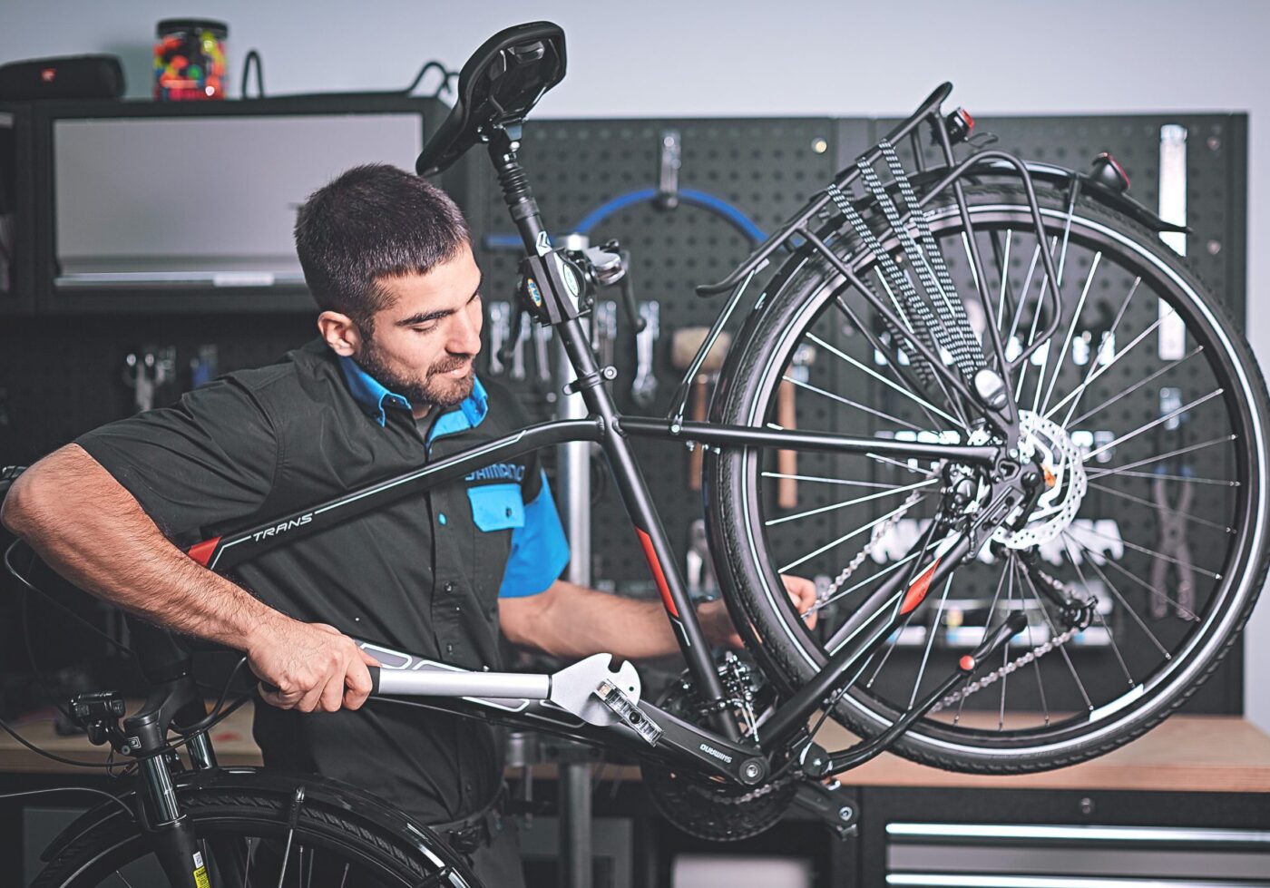Técnico ajustando una bicicleta en taller — cursos con prácticas en empresa