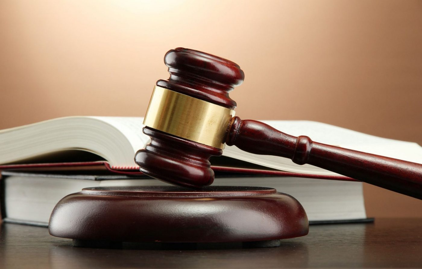 Mazo judicial con libros abiertos — formación para administraciones públicas