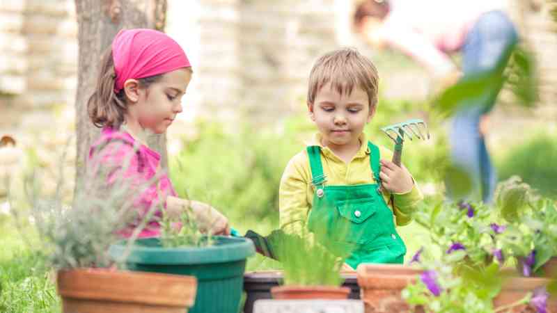 Niño y niña plantando en macetas, cursos gratuitos