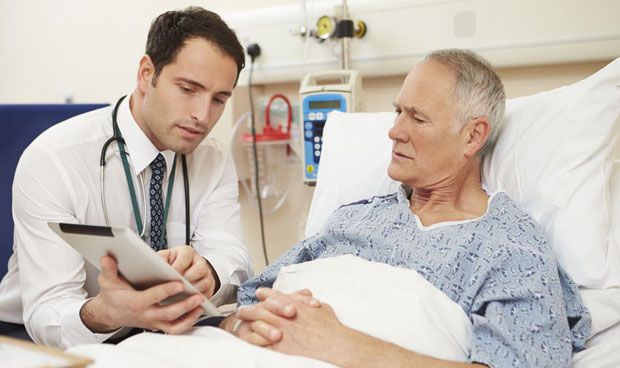 Médico con tablet junto a paciente en cama de hospital, cursos online