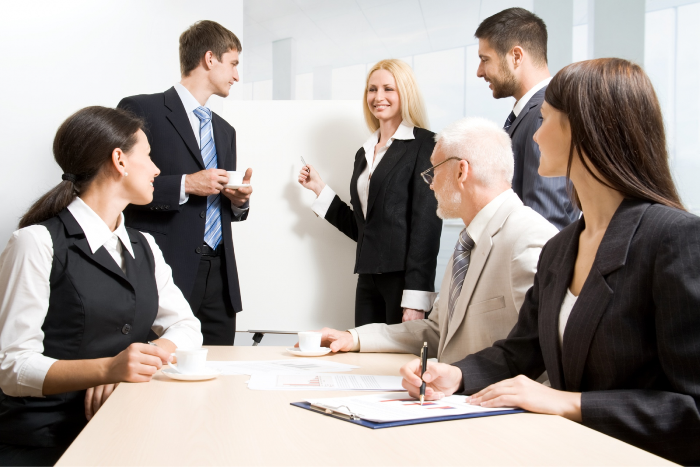 Grupo de profesionales en formación para el empleo junto a una pizarra