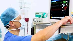 Personal sanitario ajustando monitor de constantes vitales - formación para el empleo