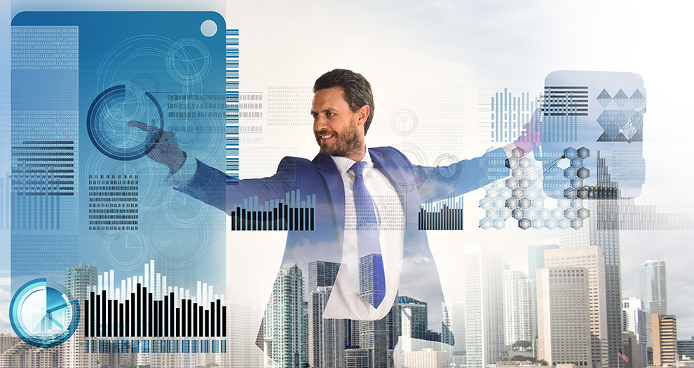 Hombre con traje interactuando con interfaz digital y gráficos — cursos online