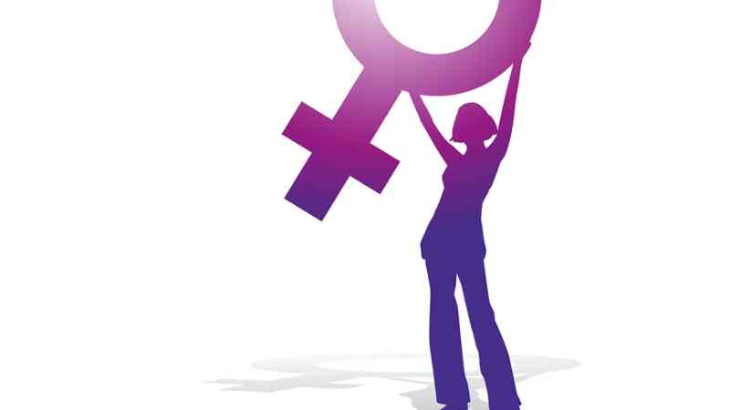 Silueta de mujer levantando un símbolo femenino morado — formación para el empleo