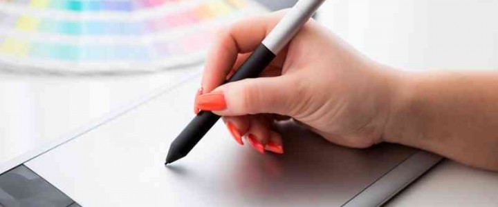 Mano femenina con lápiz óptico sobre tableta gráfica, cursos online