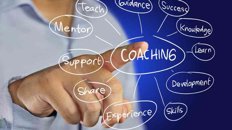 Mano señalando 'COACHING' en un diagrama, relacionado con formación para el empleo