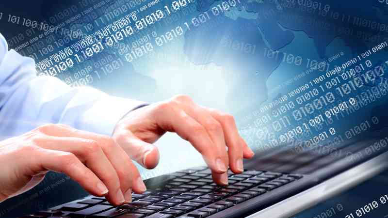 Manos escribiendo en un teclado con códigos binarios — cursos online