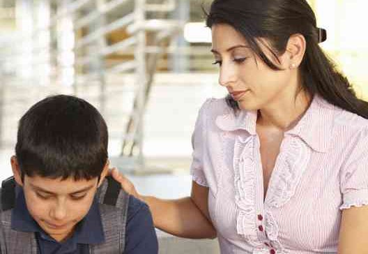 Mujer acompañando a niño con mochila, formación para el empleo