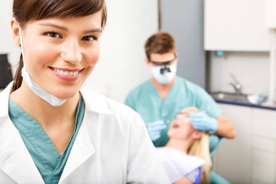 Profesional dental sonriente en consulta, formación para el empleo