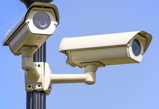 Cámaras de vigilancia en poste, mantenimiento industrial