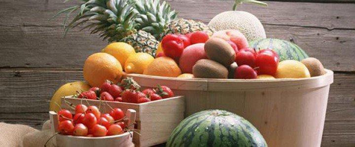 Cesto y cajas de madera con frutas variadas: sandía, piña, melón, naranjas, fresas y kiwis — cursos gratuitos