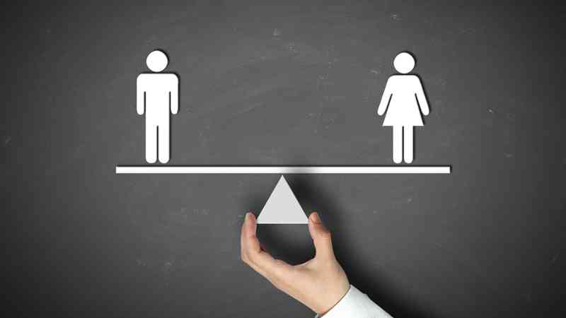 Balanza con iconos de hombre y mujer equilibrados, formación para el empleo