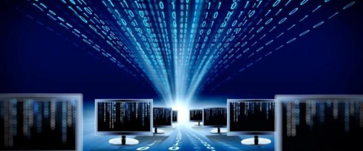 Monitores con columnas de dígitos binarios convergiendo hacia una luz brillante, cursos online