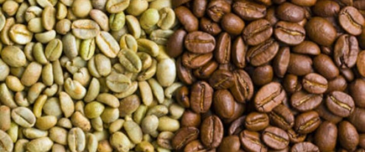 Detalle de granos de café verdes y tostados — cursos online