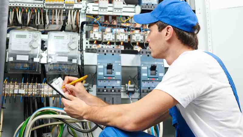 Técnico revisando un cuadro eléctrico — mantenimiento industrial