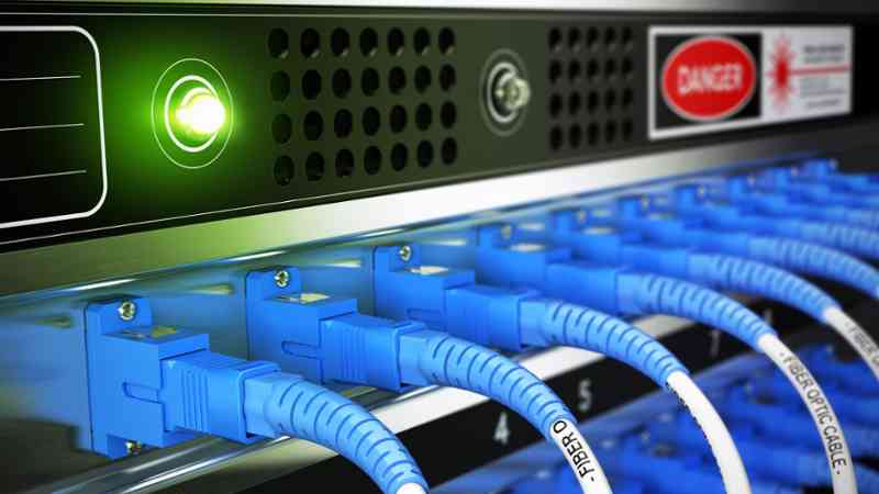 Panel de fibra óptica con conectores azules y LED verde, cursos sector industrial