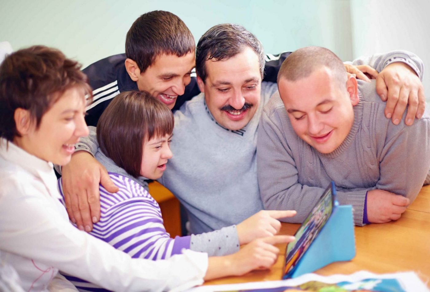 Grupo señalando una tableta durante cursos online