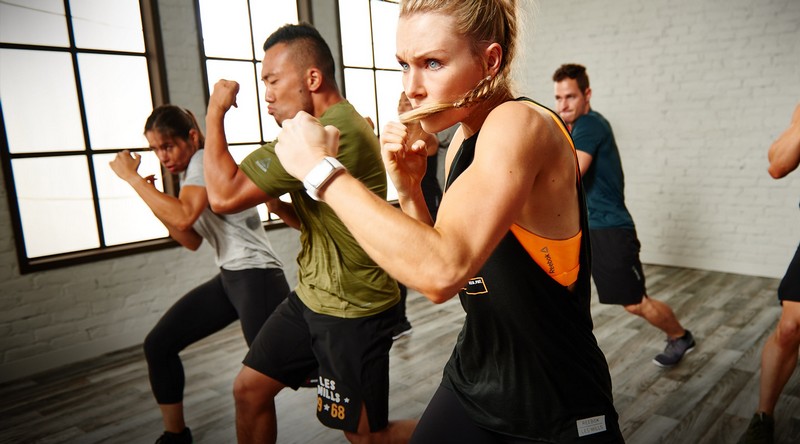 Clase de boxeo en grupo en estudio, formación a medida