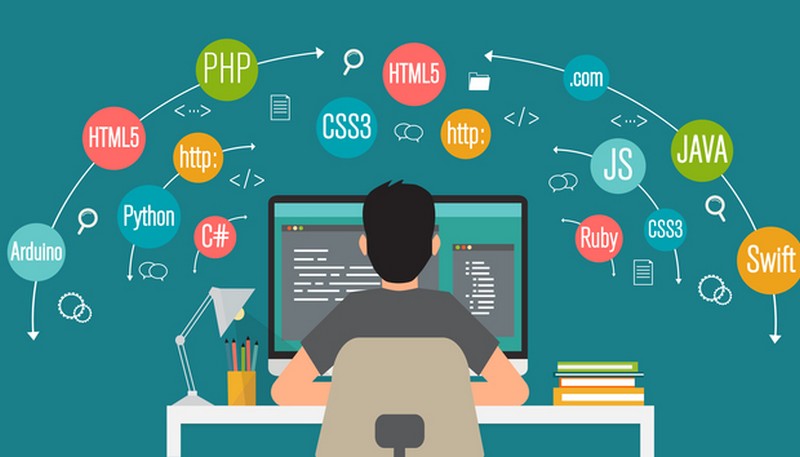 Persona programando frente a un ordenador con iconos de lenguajes de programación, cursos online