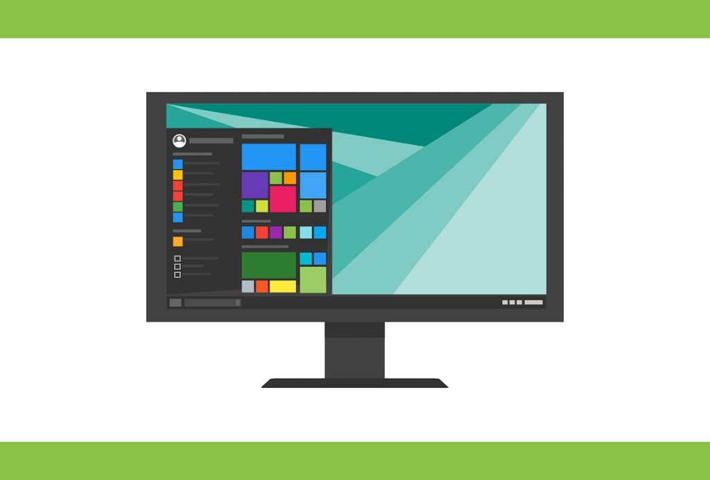 Monitor con interfaz de mosaicos y menú lateral, cursos online