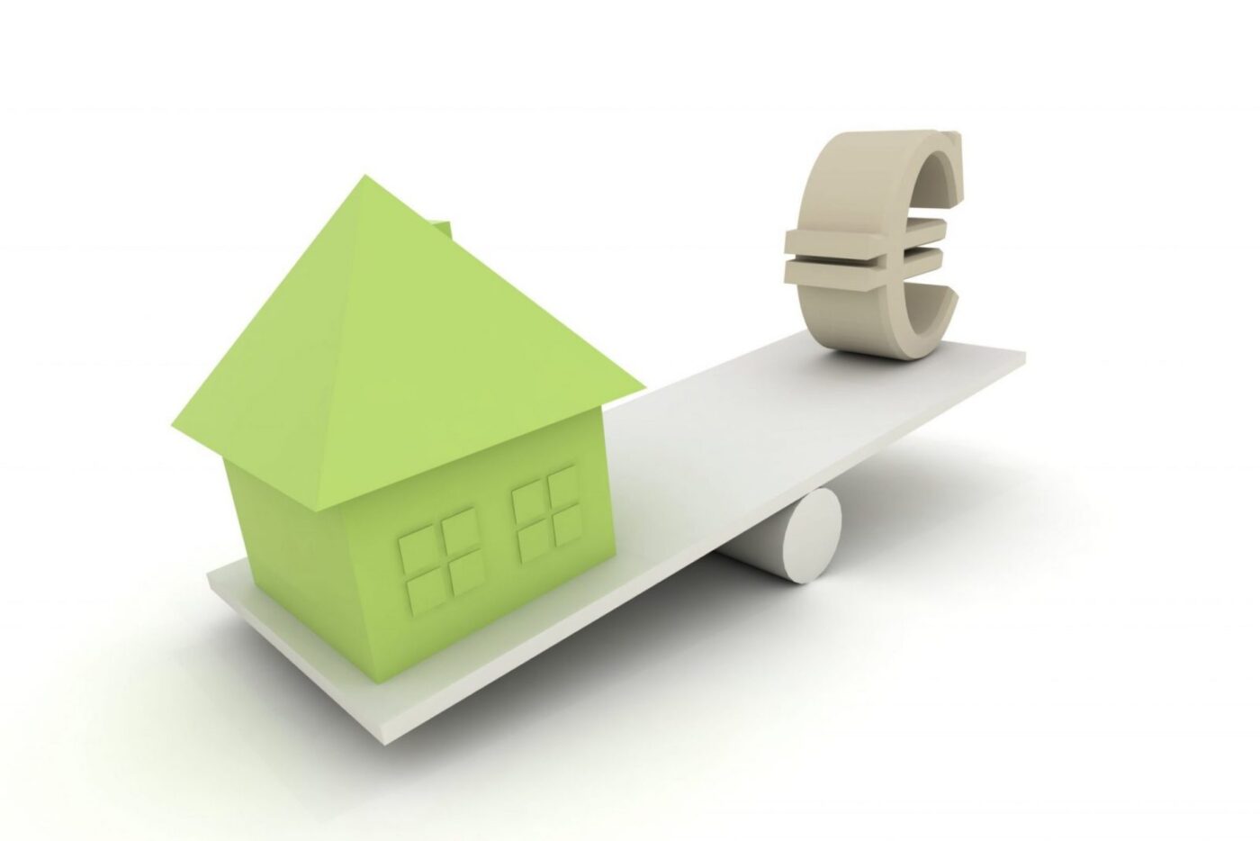 Casa verde y símbolo de euro equilibrados en una balanza, cursos gratuitos