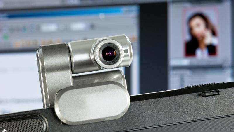Webcam plateada en la parte superior de un portátil, cursos online