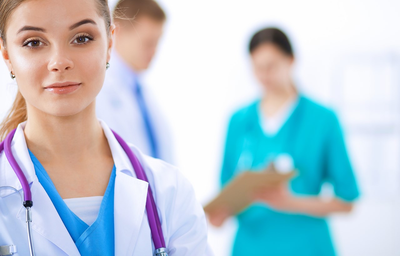 Profesional sanitaria con bata blanca y estetoscopio — formación para el empleo
