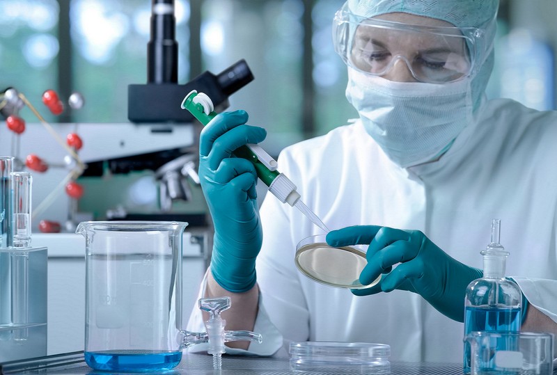 Técnica de laboratorio pipeteando en placa de Petri, cursos con prácticas en empresa