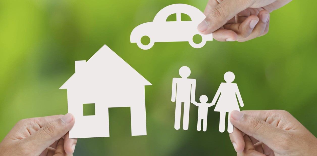Manos sosteniendo recortes de papel de una casa, un coche y una familia — cursos online