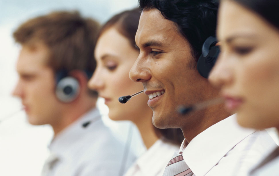 Agente de call center con auriculares y micrófono, formación para el empleo