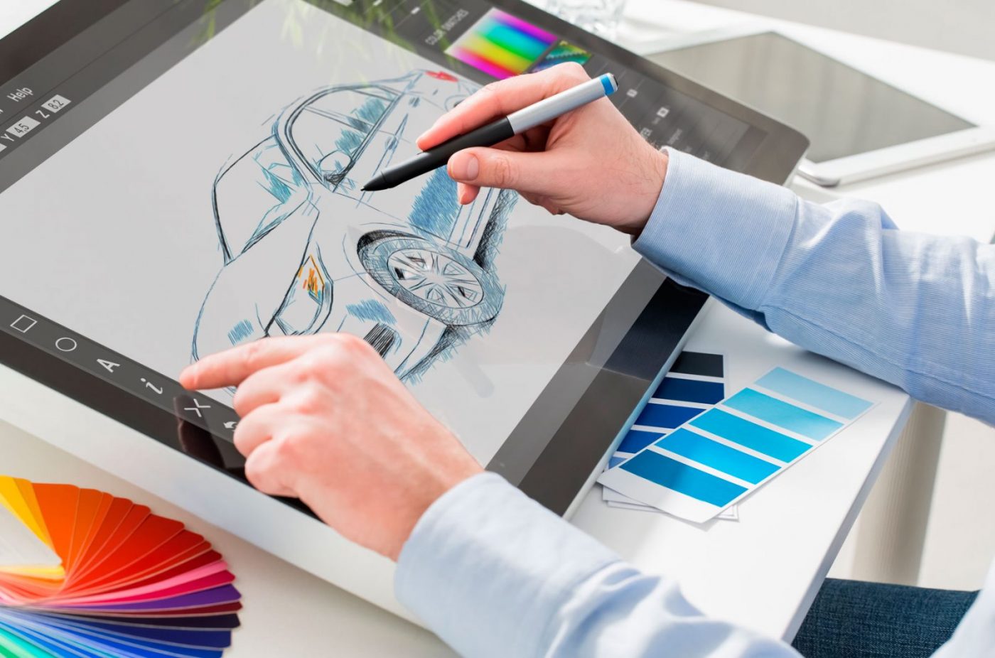 Boceto de coche en tableta gráfica con stylus, cursos online