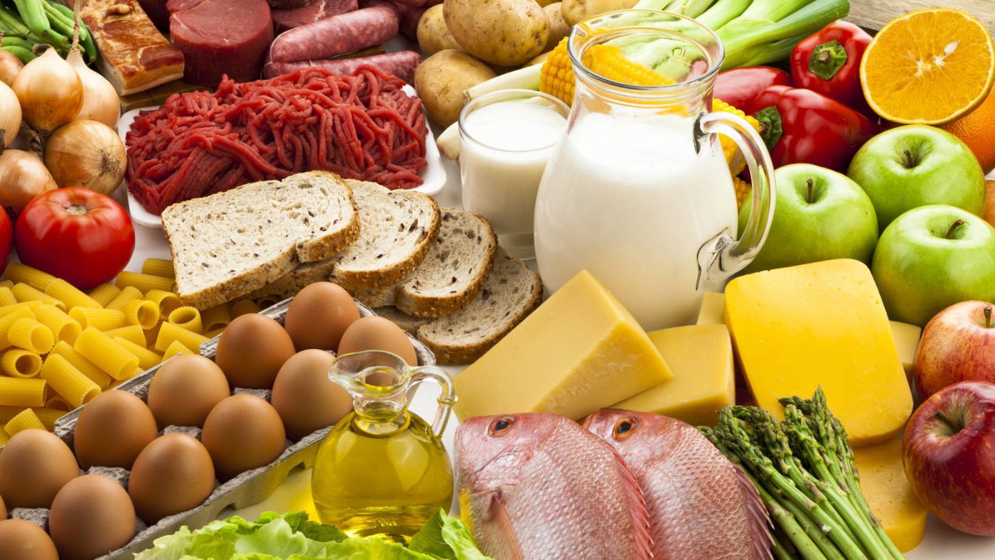 Variedad de alimentos frescos y básicos: leche, huevos, queso, pescado y verduras — cursos online