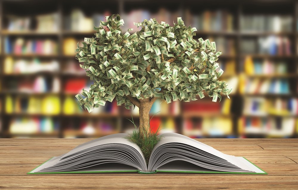 Árbol de billetes brotando de un libro abierto, símbolo de formación para el empleo