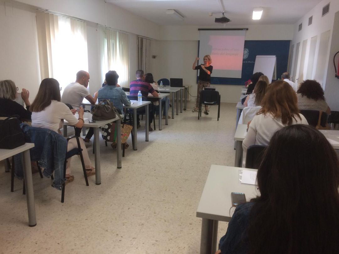 Aula con asistentes en formación para el empleo y docente explicando frente a un proyector