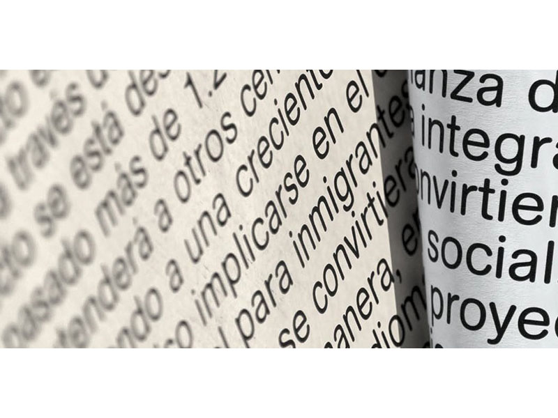 Texto impreso en español sobre integración social e inmigración en papel — formación para el empleo