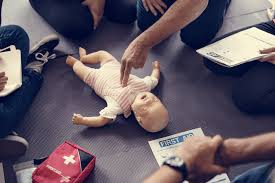 Persona realizando RCP infantil sobre maniquí durante curso práctico, formación para el empleo