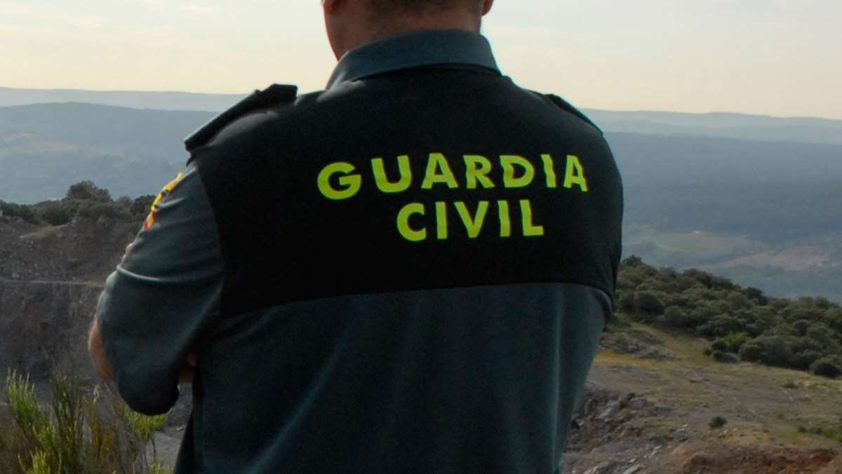 Agente de la Guardia Civil de espaldas con chaleco identificable, formación para administraciones públicas