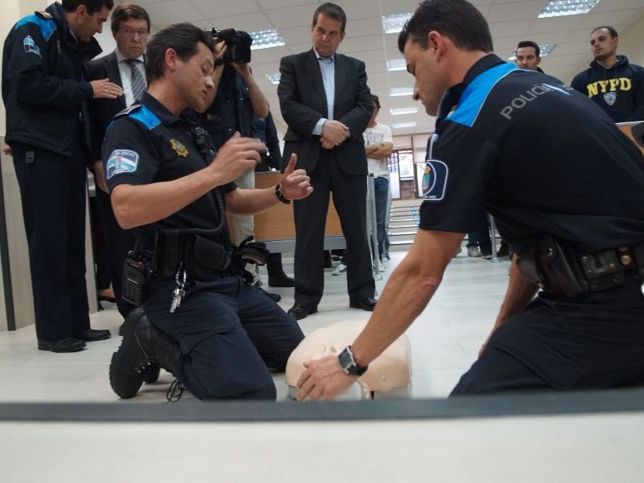 Policías practicando RCP en maniquí — formación para administraciones públicas