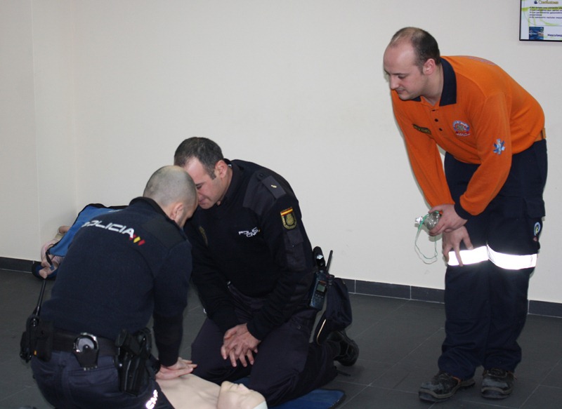 Policías y un rescatador practicando RCP sobre un maniquí — formación para ayuntamientos