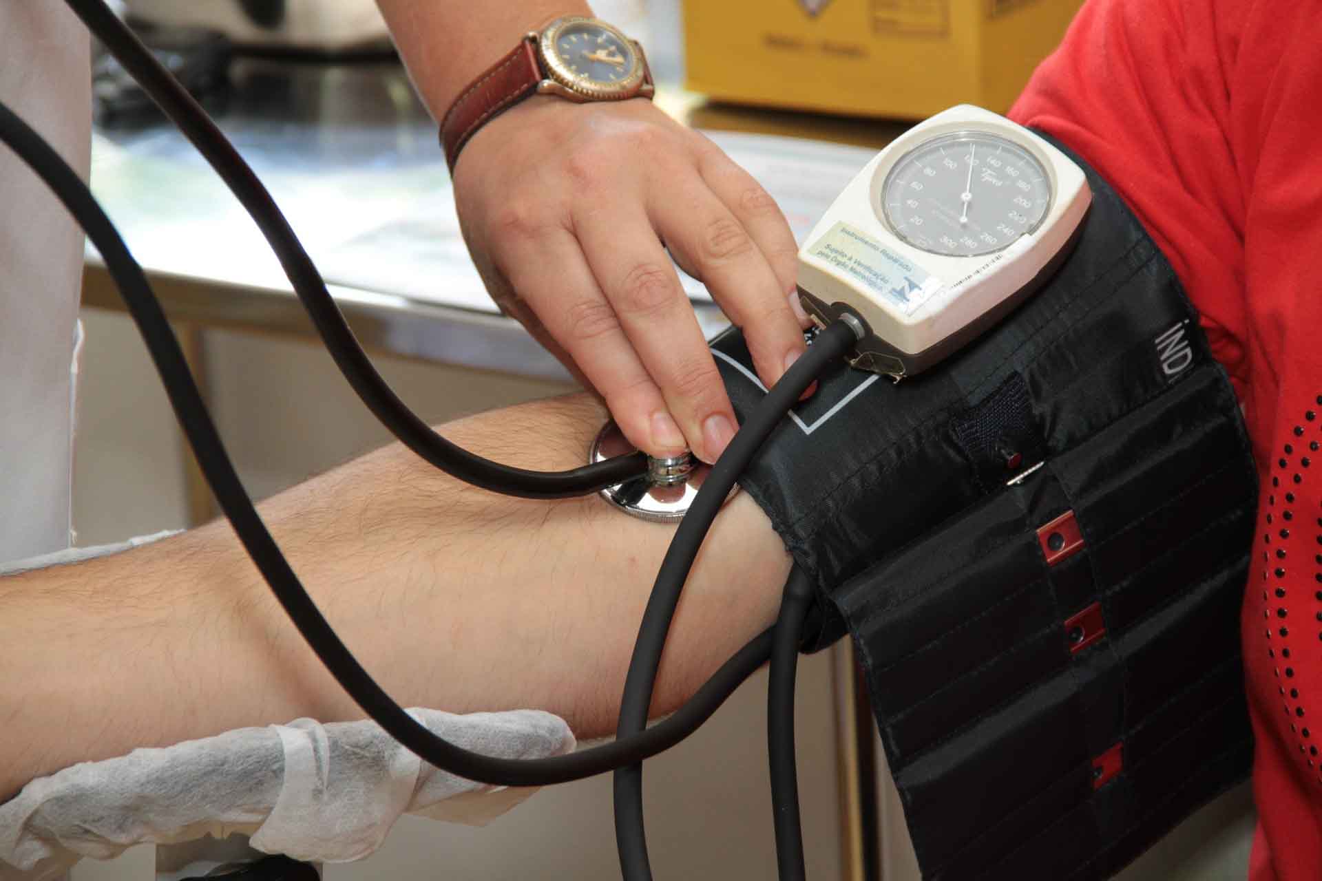 Toma de tensión arterial con esfigmomanómetro y estetoscopio, formación para el empleo