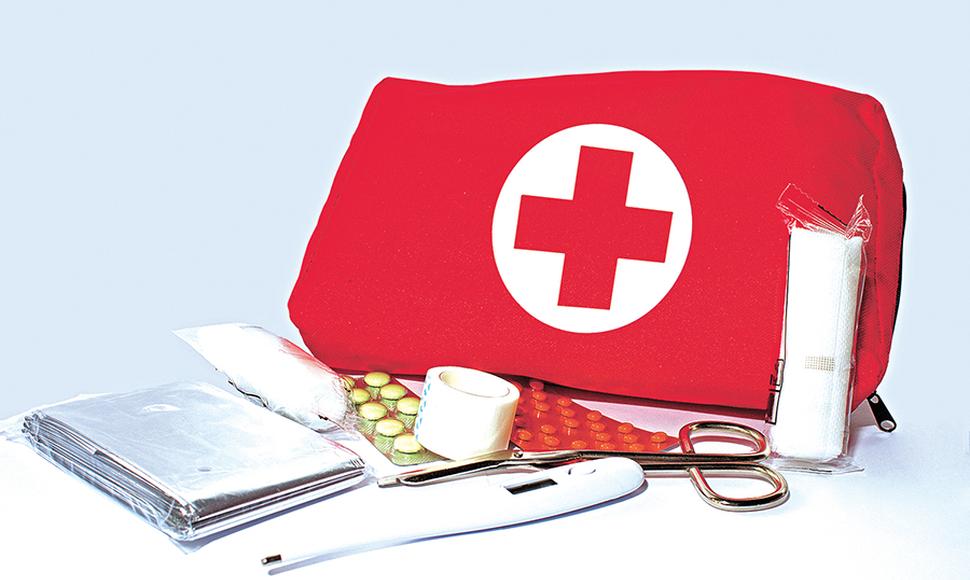 Botiquín rojo con cruz blanca y material de primeros auxilios, formación para el empleo