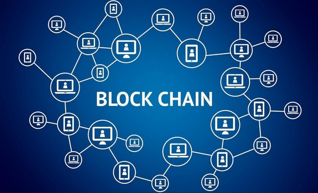 Diagrama de red de nodos con iconos de pantallas y el texto BLOCK CHAIN, cursos online