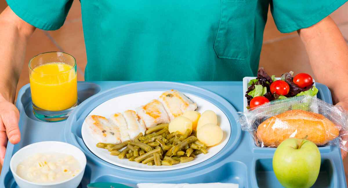 Bandeja con filete blanco en rodajas, judías verdes y patatas cocidas — formación para el empleo
