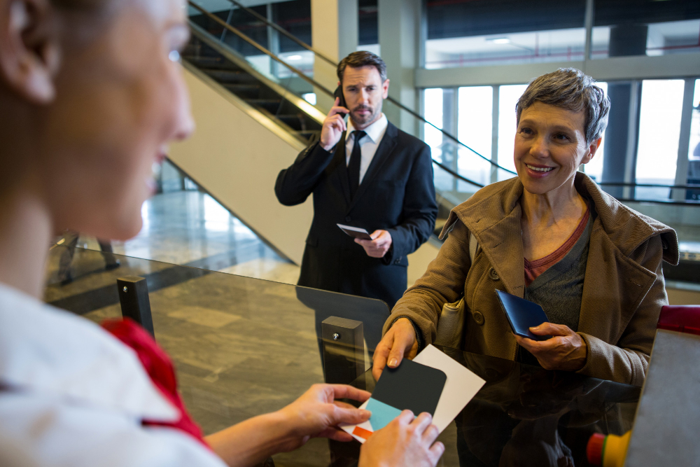Mujer entregando pasaporte en recepción, formación para el empleo
