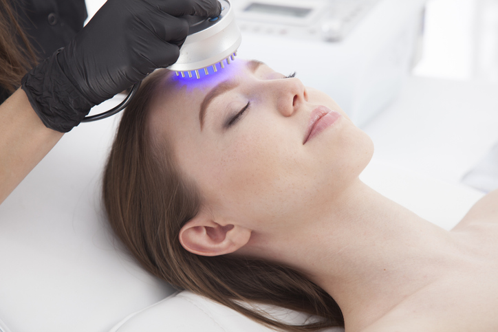 Tratamiento facial con dispositivo de luz azul, cursos online