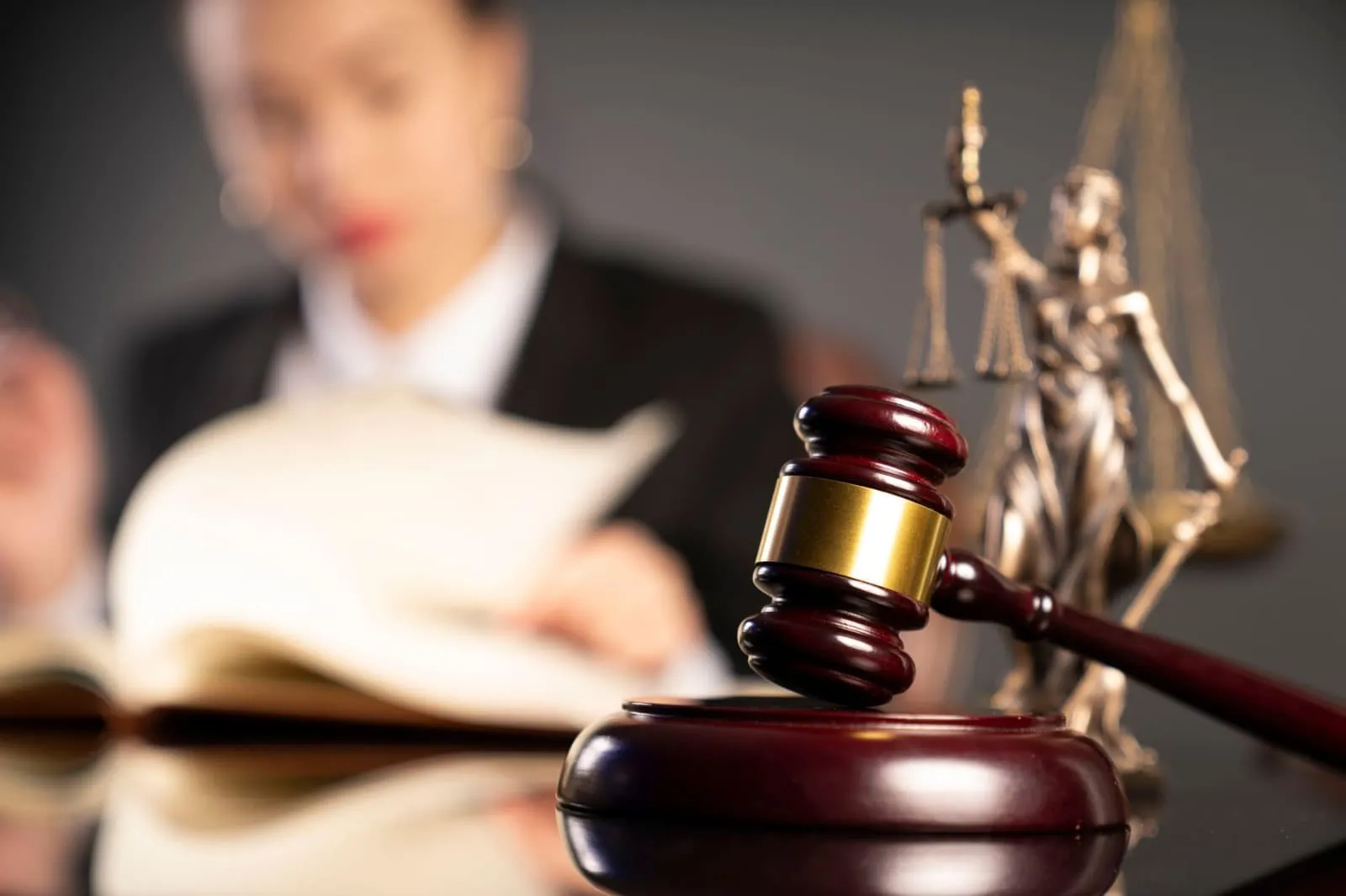 Mazo judicial y balanza de la justicia en primer plano — formación para administraciones públicas